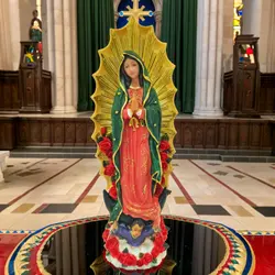 Figura decorativa Virgen María Divina Madre para hogar con gatos y perros