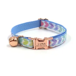 Collar gato con hebilla de metal, estampado corazón azul y campana