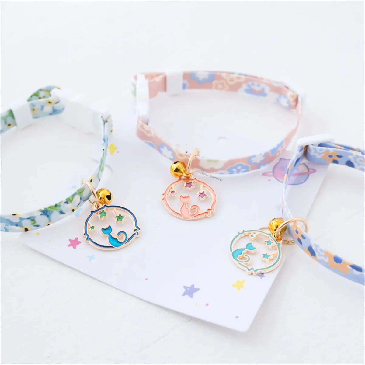 Collar con campana ajustable para gatos y cachorros