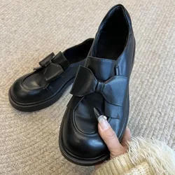 Mocasines góticos clásicos para perros con pajarita y tacón medio