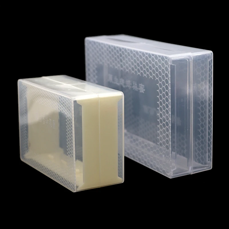 Dos cajas de plástico con un patrón de malla en el costado