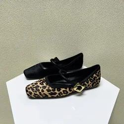 Zapatos Mary Jane sin cordones con estampado de leopardo – Modelo slip-on