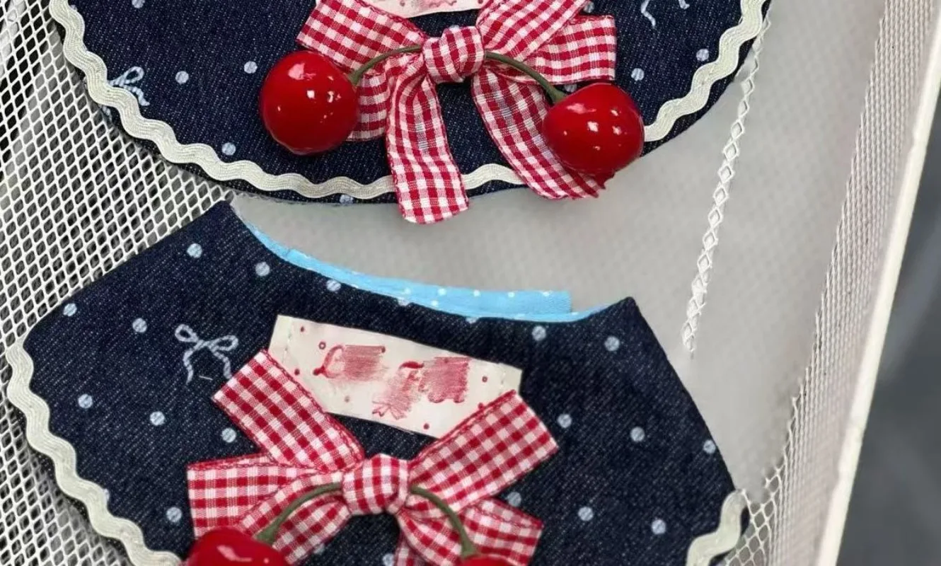Babero de encaje con lazo a cuadros y diseño de cerezas para mascotas