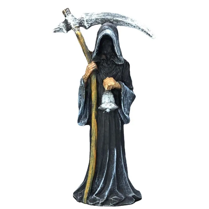 Una estatua de un hombre que sostiene a Scythe y Bell
