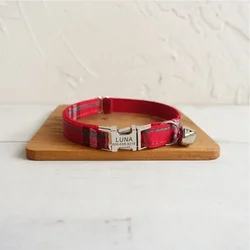 Collar de gato personalizado, contactos de nombre de identificación personalizados, hebilla de metal, collares de gato a cuadros rojos ajustables con campana