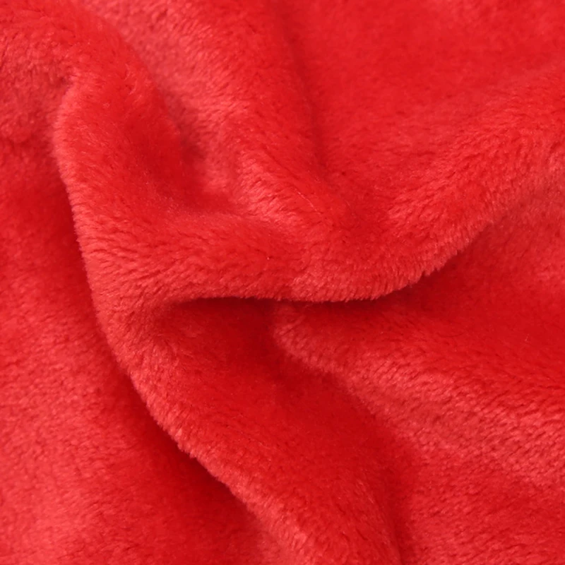 Una manta roja con una textura peluda