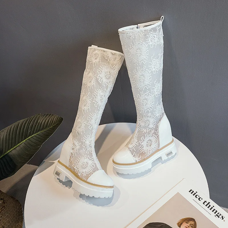 Botas de malla bordadas blancas para primavera/verano 2025, nuevas botas de mujer transpirables y versátiles de malla para aumentar la longitud