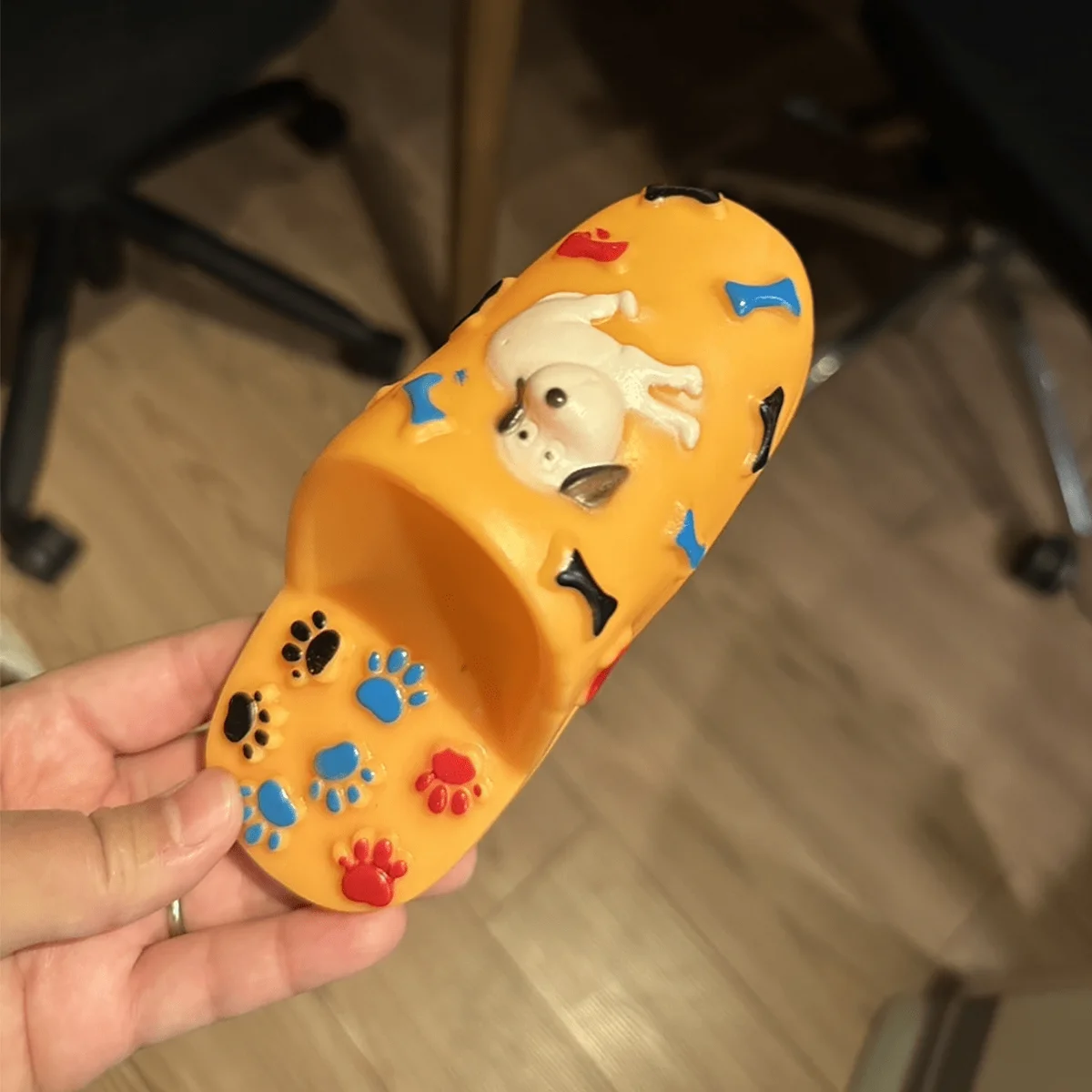 Dogs can relieve stress and make sounds. One color of slipper is random - imagen 4