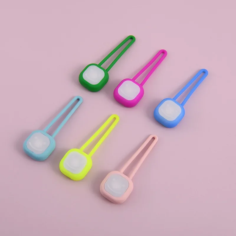 Colgante luminoso LED para mascotas, luz para caminar de silicona para perros, luz de viaje nocturna antipérdida, suministros para etiquetas de perros, 1 ud. - imagen 4