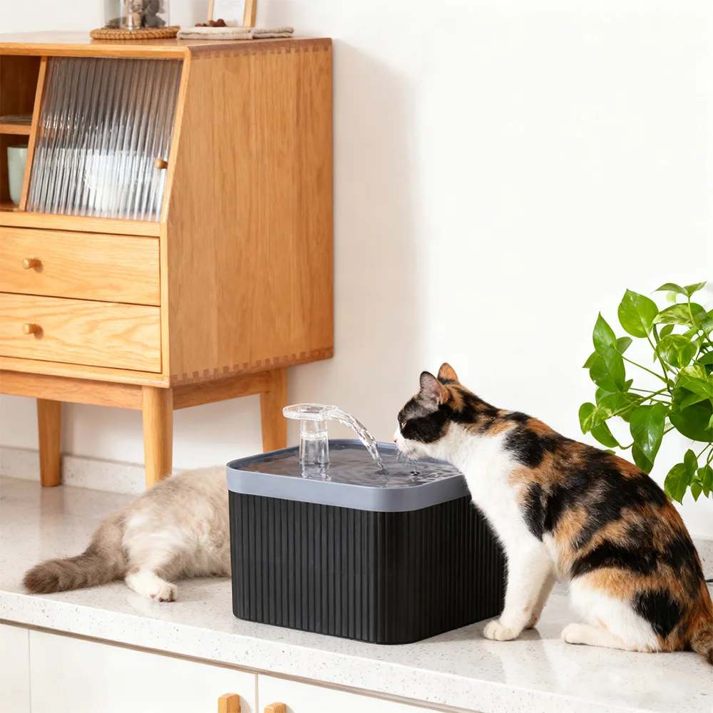 Fuente de agua para gatos de gran capacidad de 2,5 L, fuente para mascotas con bomba ultrasilencioso, diseño antisalpicaduras y filtración duradera para gatos
