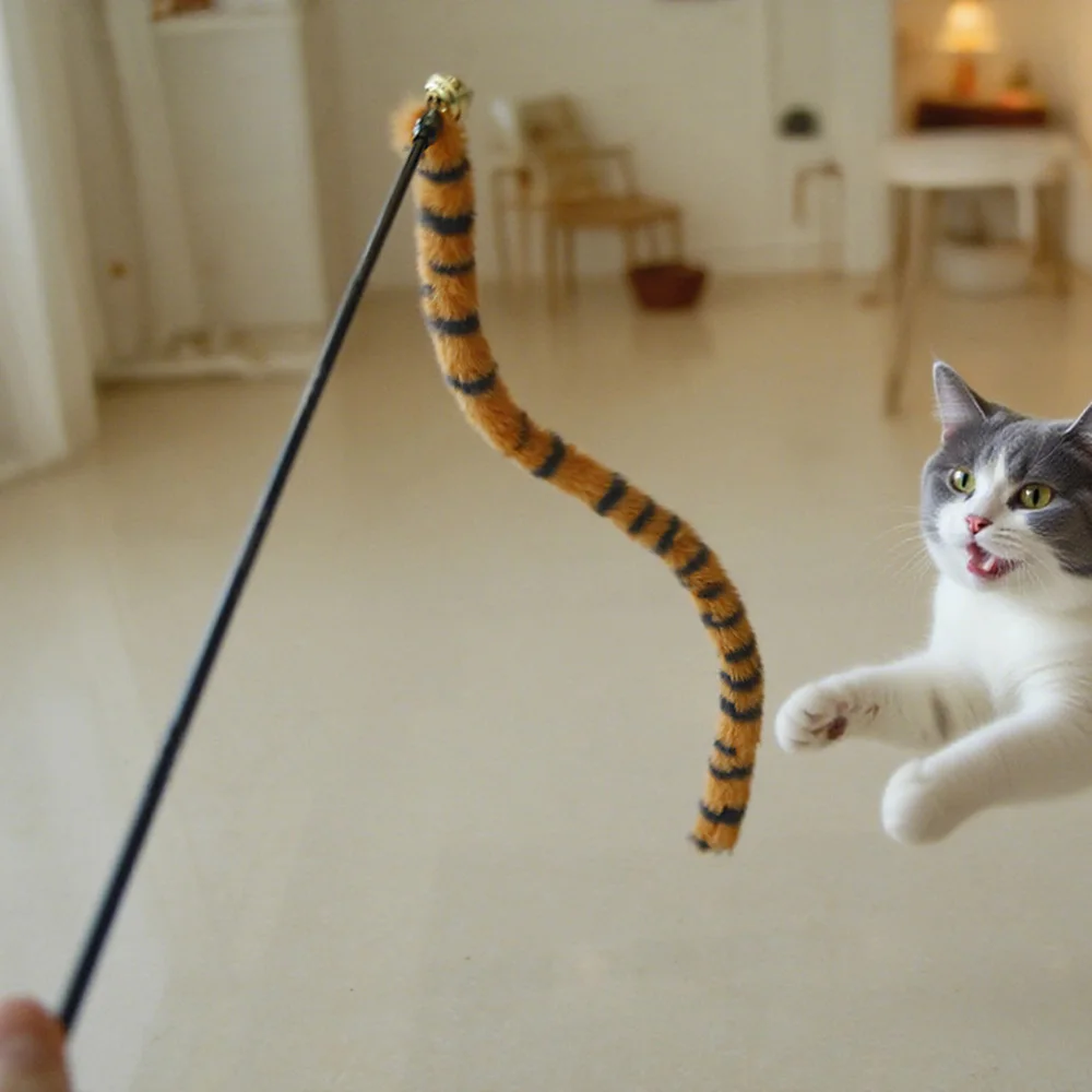 Varita teaser de cola de gusano para gato con campana, juguete interactivo de felpa para gatos, alivia el aburrimiento, ayuda para masticar y la dentición,