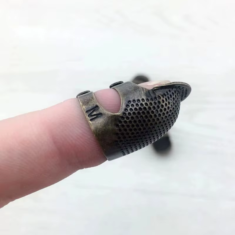 Dedal vintage de costura artesanal antideslizante y ajustable - imagen 4