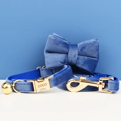 Collar con moño para gato en terciopelo, campanita y placa grabada