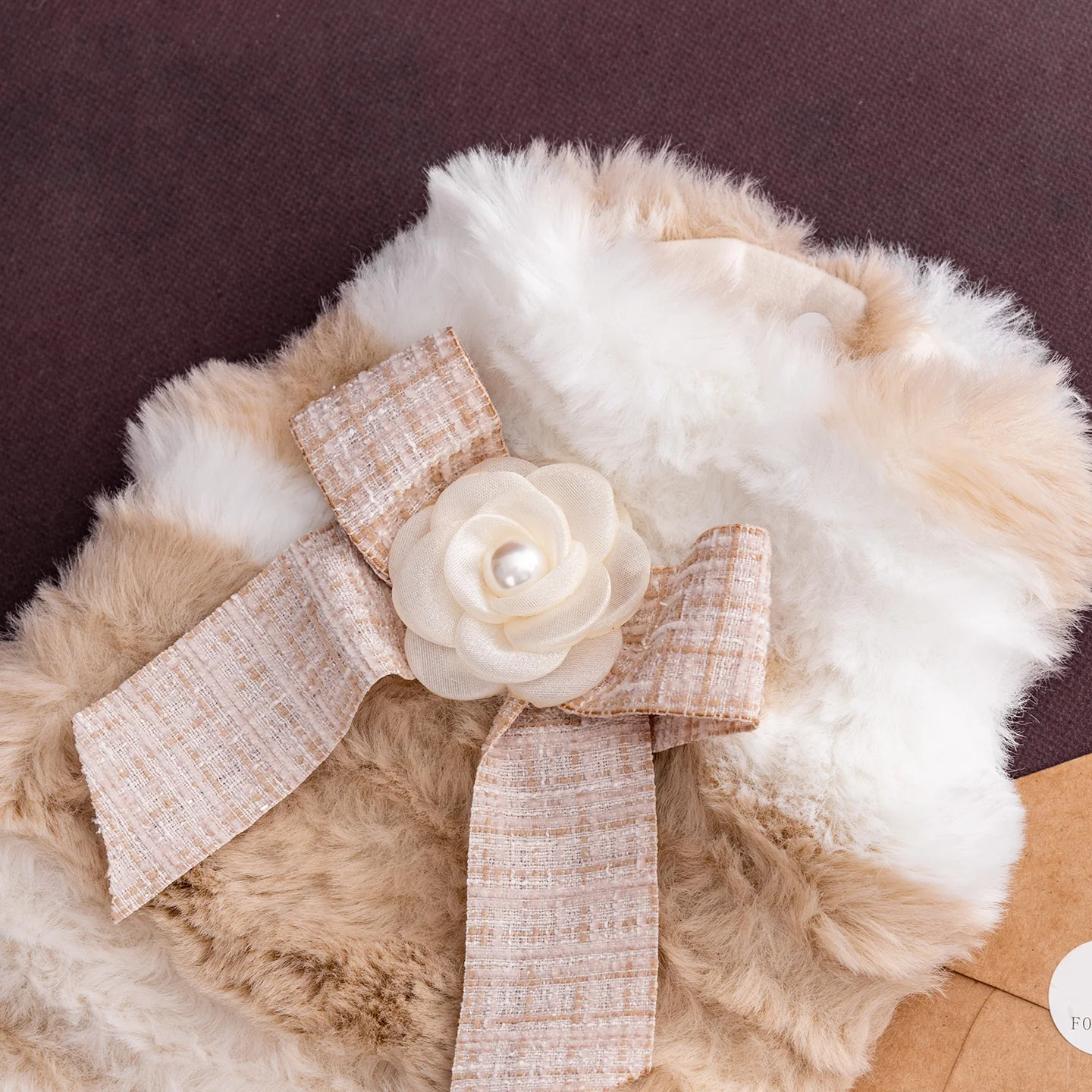 Chaleco de piel sintética degradada para mascotas, abrigo de invierno de lana para perros pequeños con lazo a cuadros y flor de perla, traje de felpa de invierno para perros rosa - imagen 4