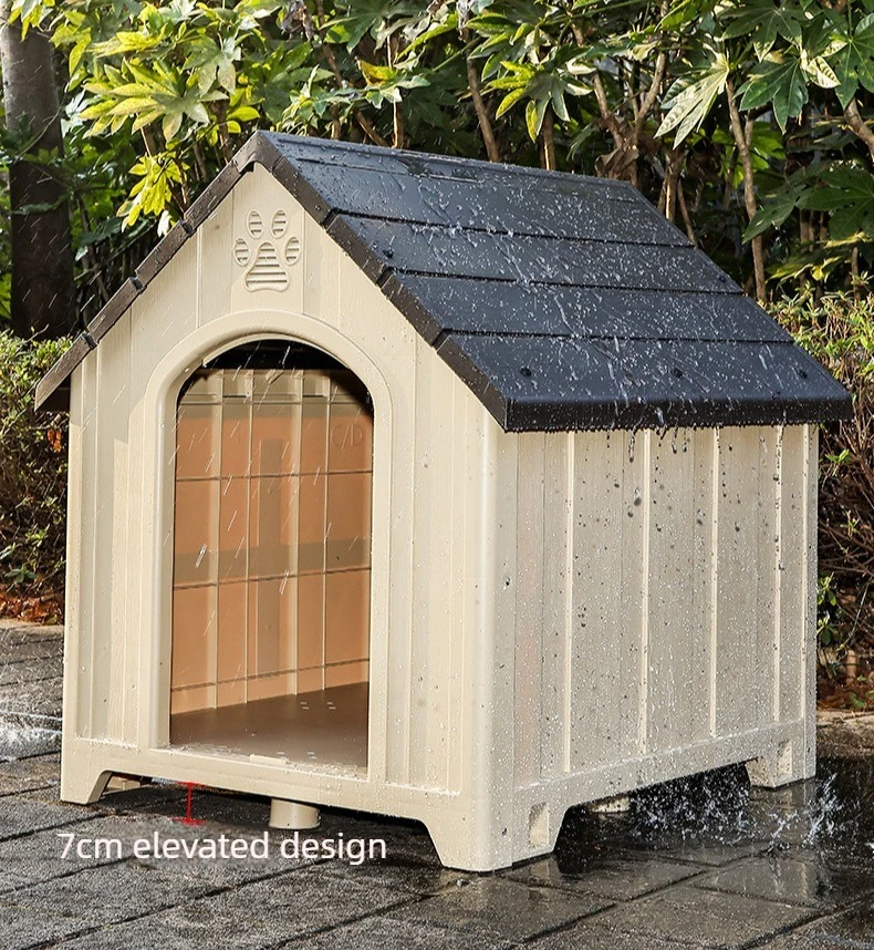 Caseta para perros instalada en jardín exterior