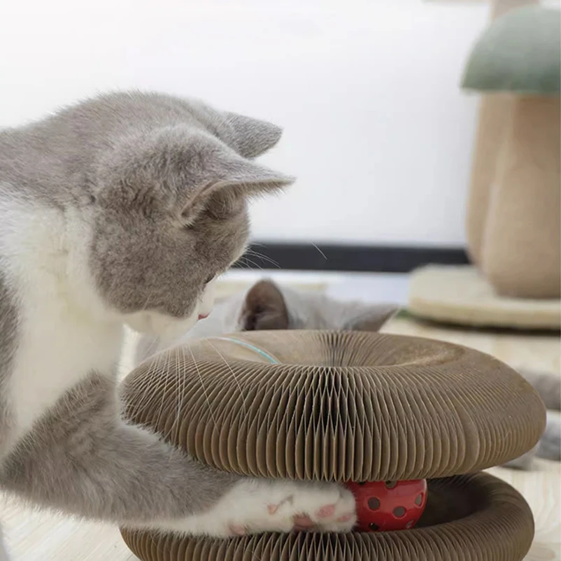 Rascador de cuero con bola para gatos – Juguete resistente y divertido - imagen 5