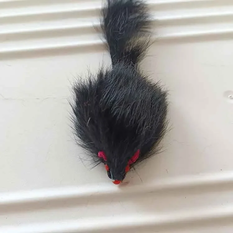 Ratón de peluche para gatos en primer plano