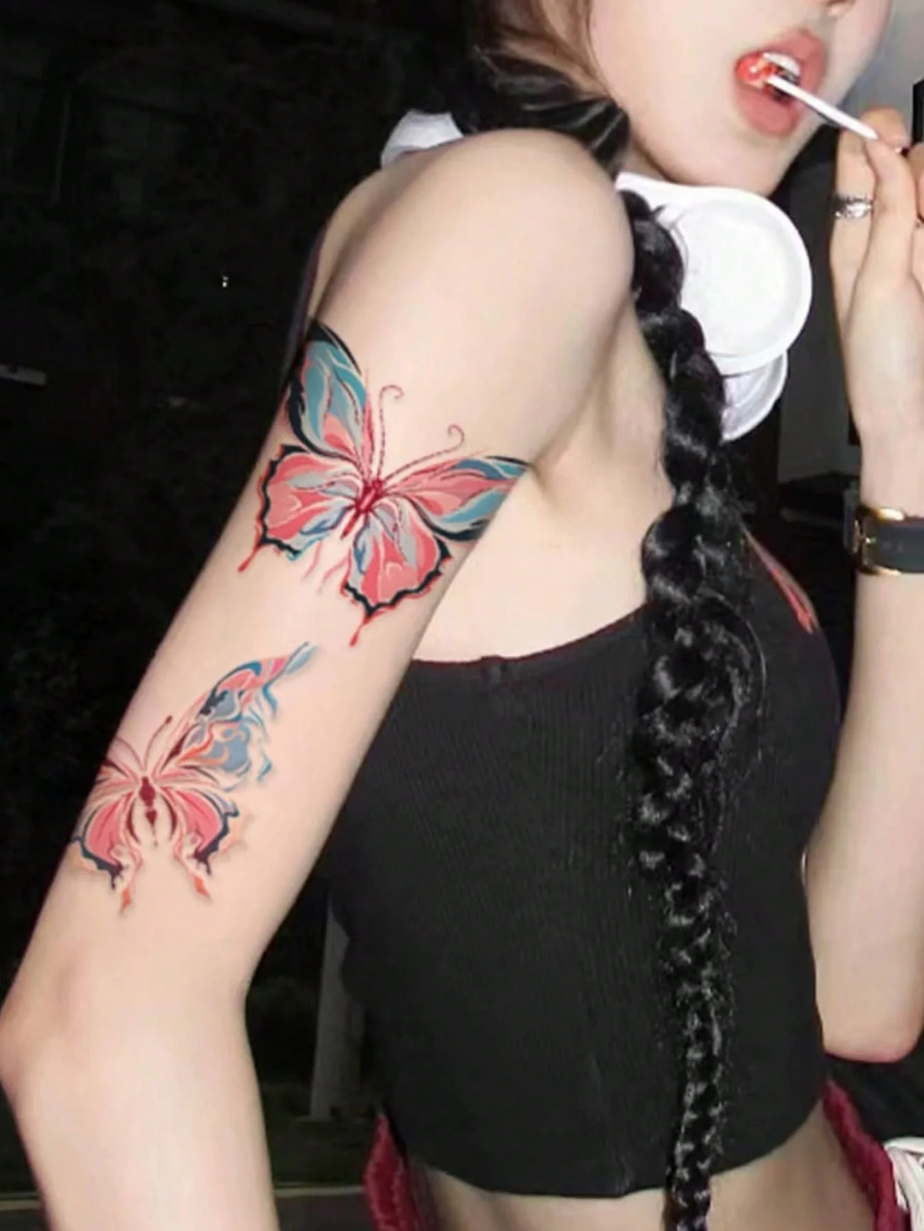 Mariposa pastel tatuaje temporal