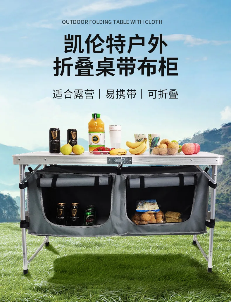 Mesa plegable abierta en entorno de camping
