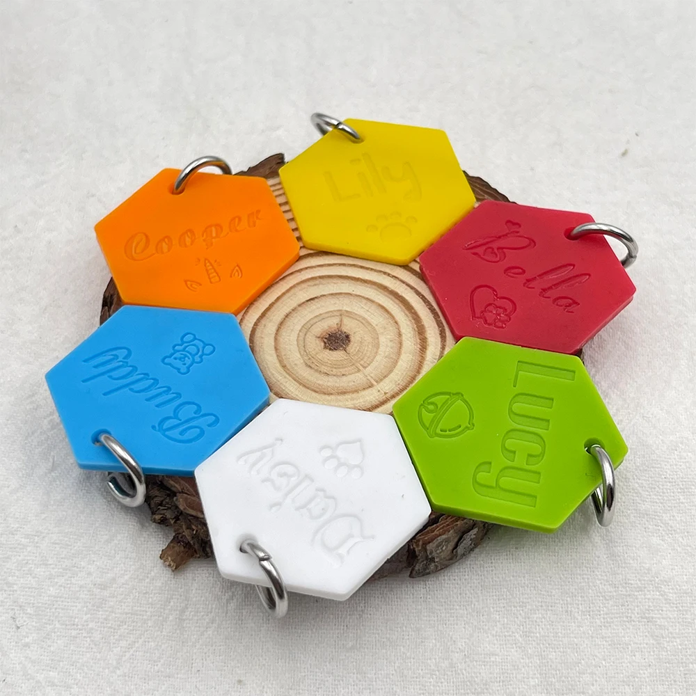 Etiqueta identificación para perro – Hexagonal de silicona con nombre grabado - imagen 2