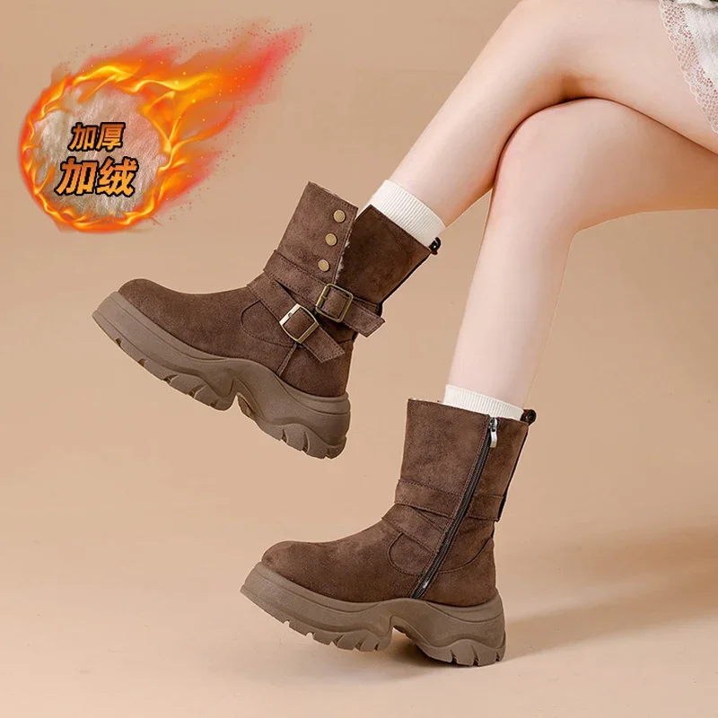 Botas de nieve con hebilla para mujer, botines de invierno con forro de piel cálida a media pantorrilla, botines con suela de orejeta, zapatos para caminar al aire libre de gamuza con plataforma