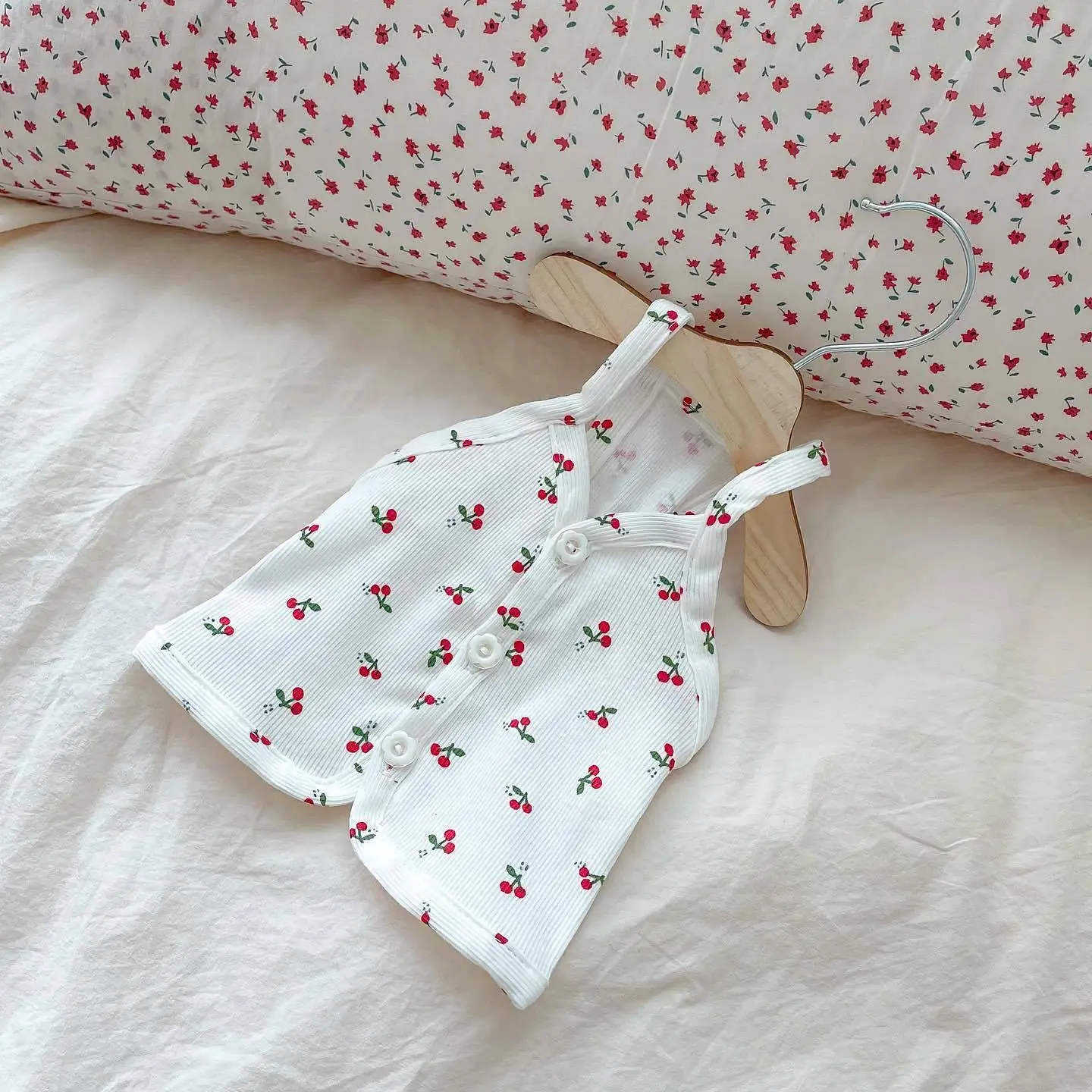 Primavera y verano, correa de cereza fresca, bonita hebilla, osos de peluche, perro, cachorro pequeño, ropa de dos patas, camiseta sin mangas para gato, ropa para mascotas - imagen 3