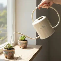 Regadera para plantas con mango ergonómico y boquilla precisa