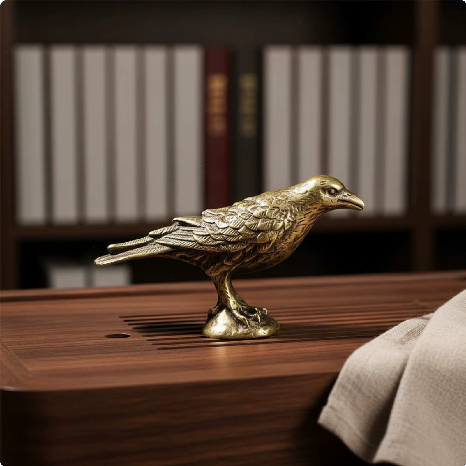 Figura decorativa de cuervo vintage en latón macizo para escritorio - imagen 3