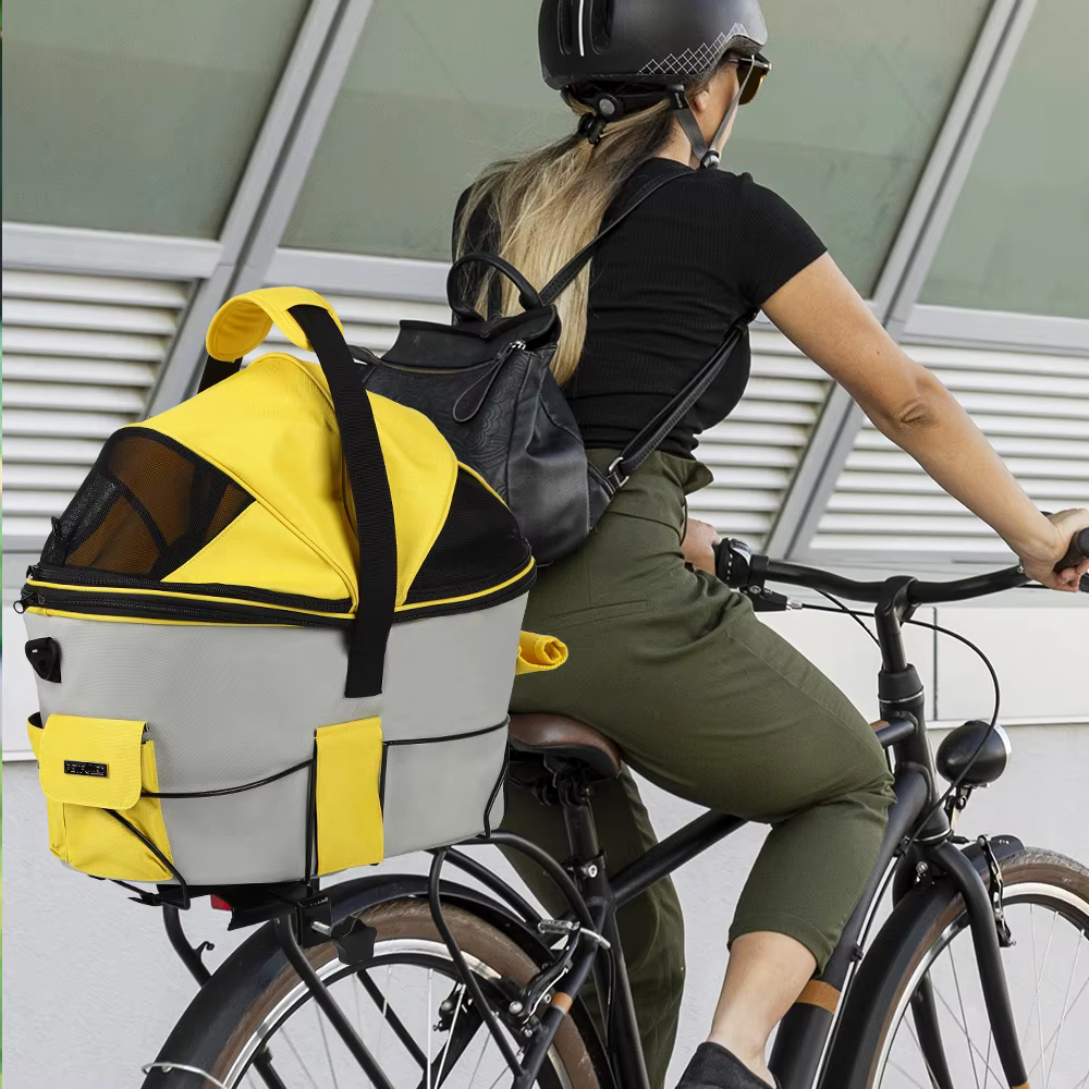 Cesta trasera acolchada para perros en bicicleta instalada