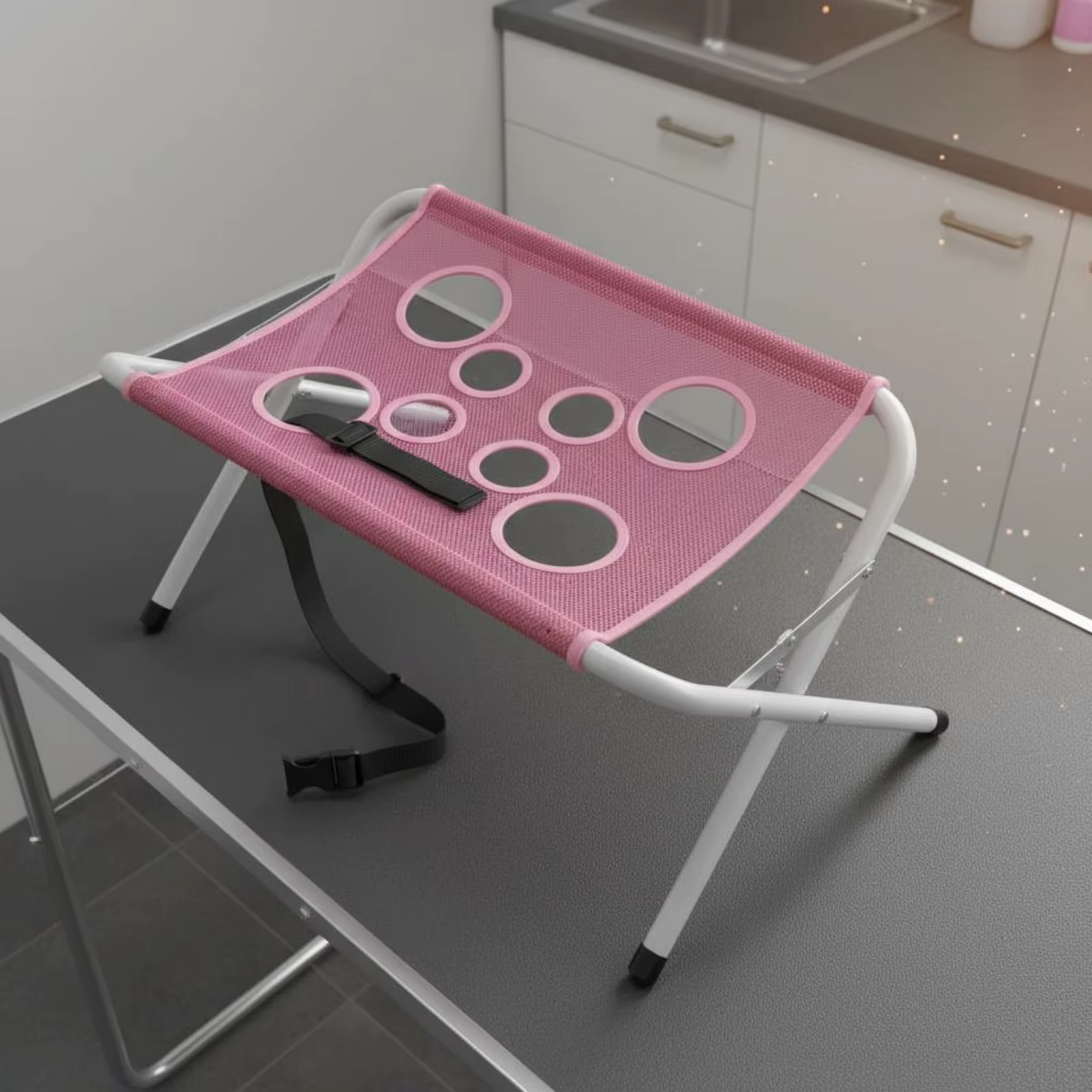 Cama hamaca plegable en posición desplegada sobre superficie de trabajo
