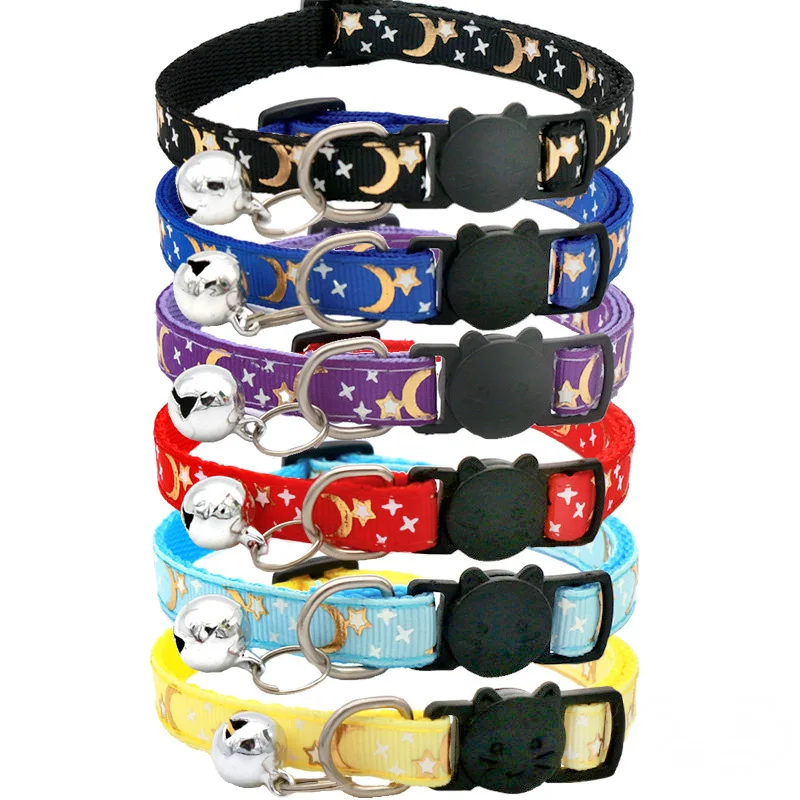 Collar puesto en un gato gris