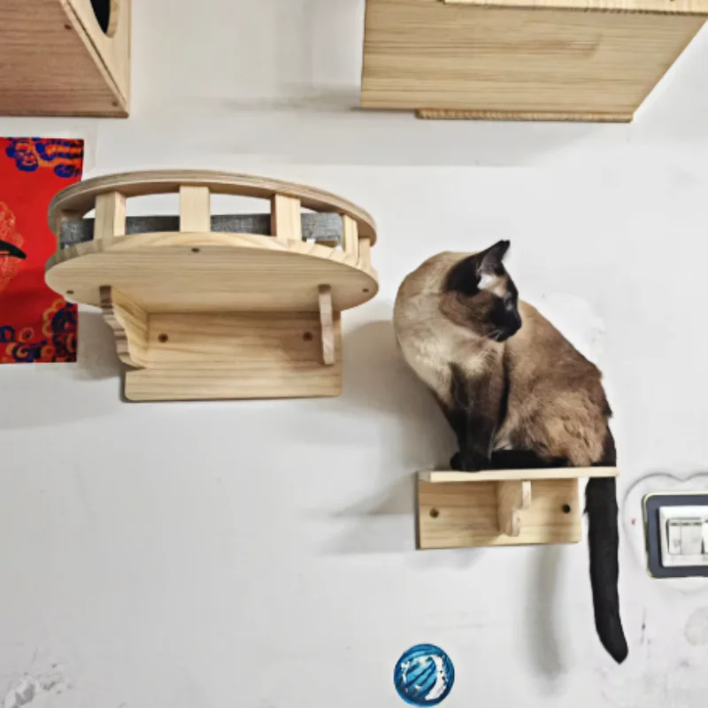 Cabaña para gatos montada en pared con mirador de esquina