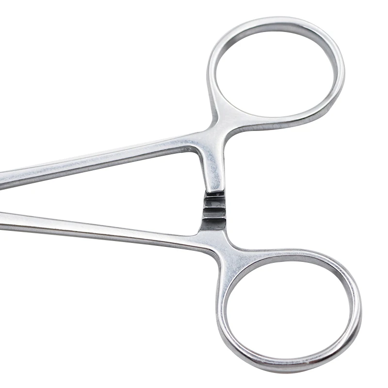 Pinza hemostática detalle