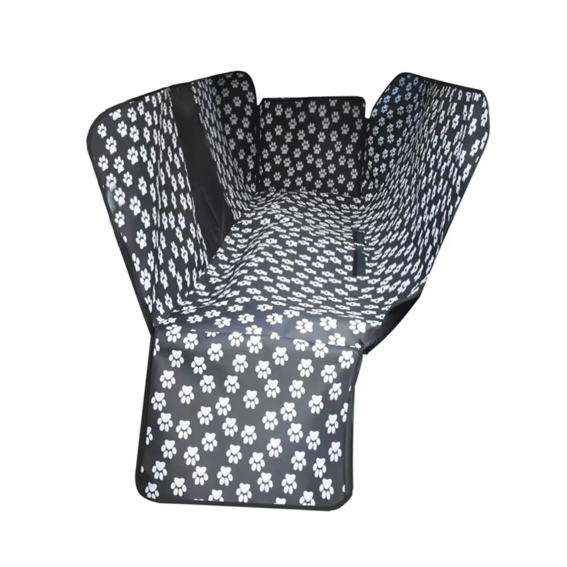 Funda instalada en el asiento trasero de un coche