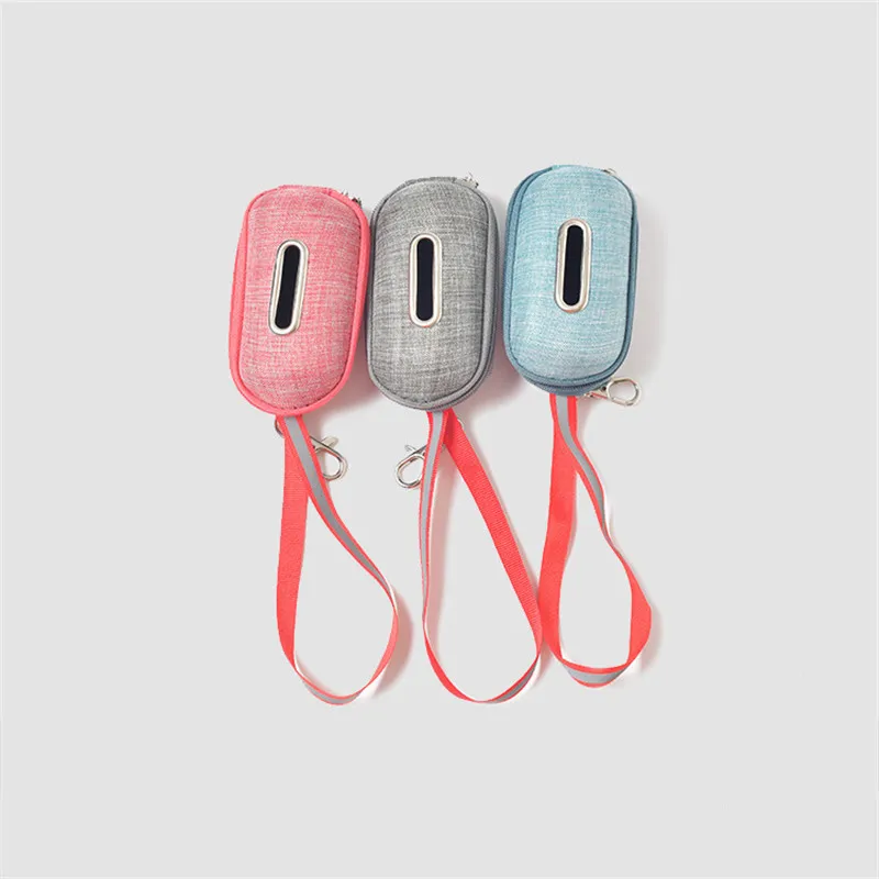 Dispensador gris sujeto a correa de perro