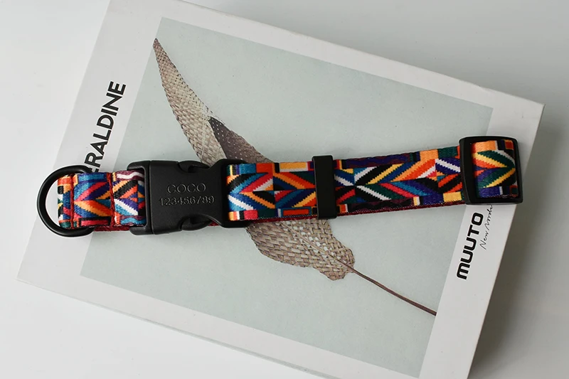 Collar de nailon con estampado nacional