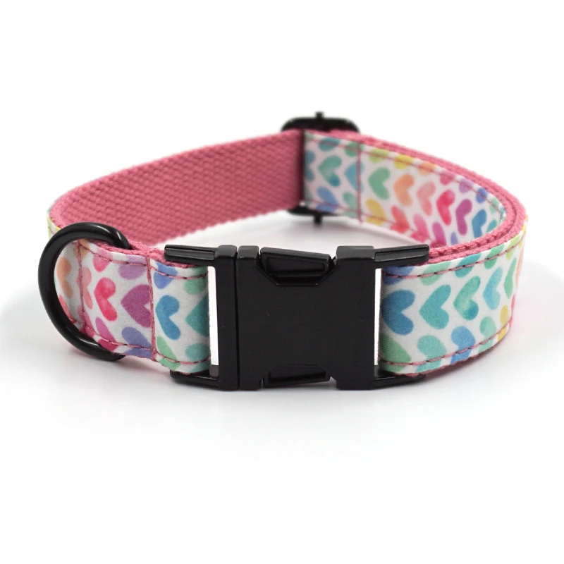 Detalles del collar con corazones