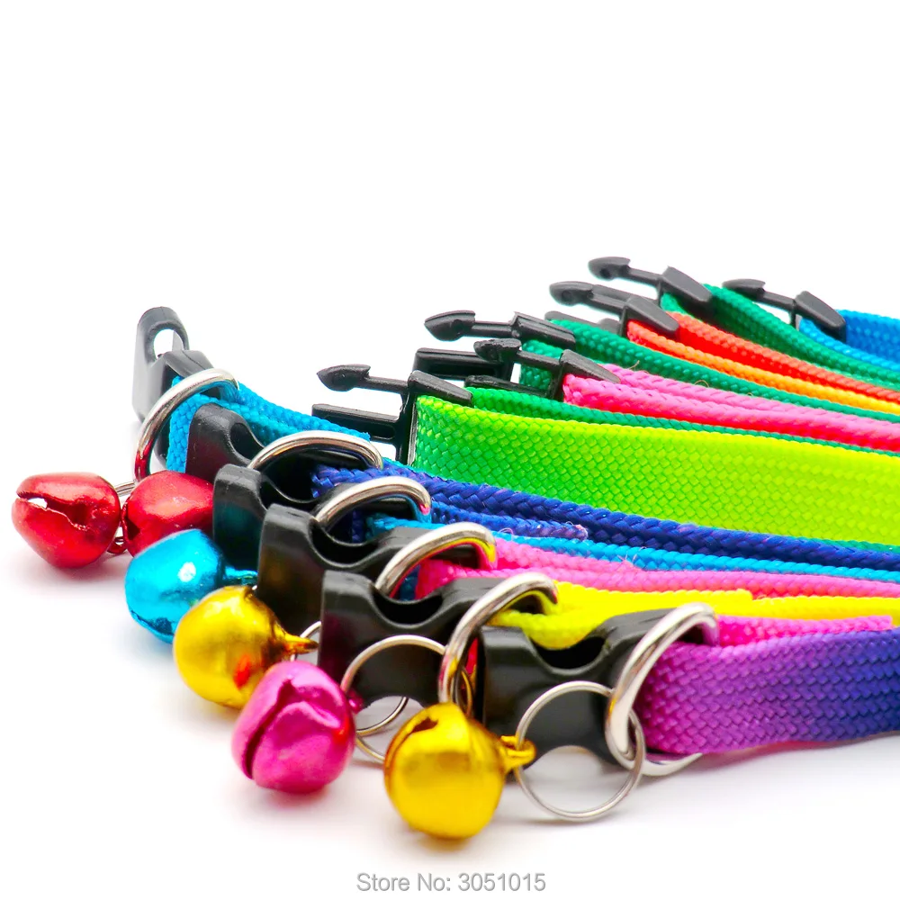 Variedad de collares ajustables con campanas