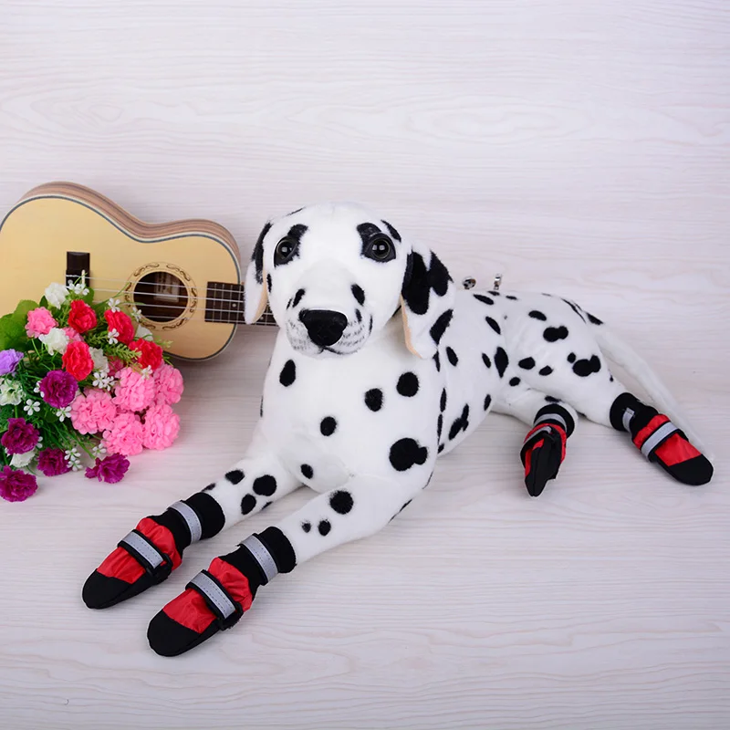 Detalle reflectante camuflaje en bota para perro