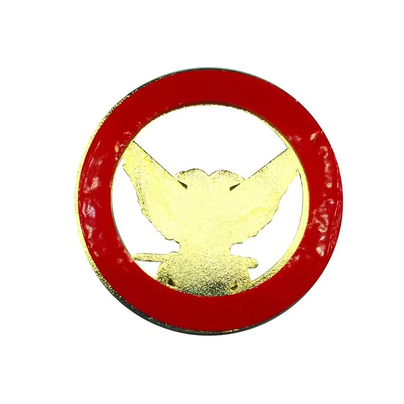 Vista frontal del emblema dorado