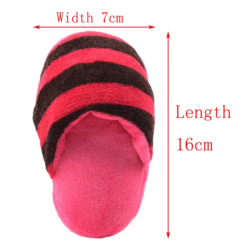 Zapatilla de tubo de felpa en tono gris con detalle del sonajero