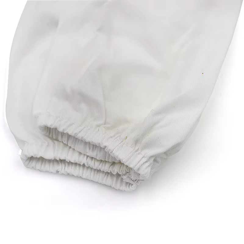 Apicultor trabajando con guantes de protección