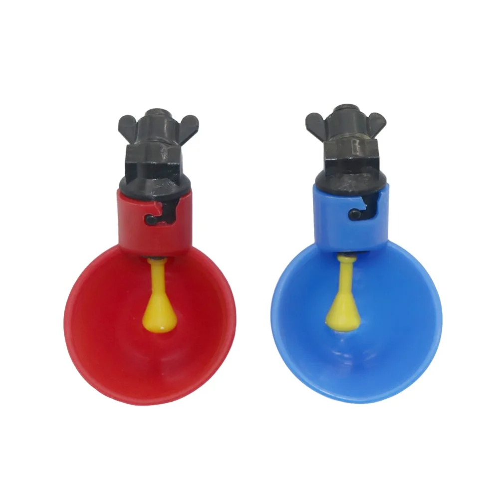 Bebedero automático en colores rojo y azul para aves