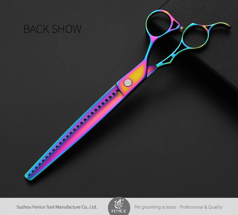 Tijeras en uso sobre mesa de grooming