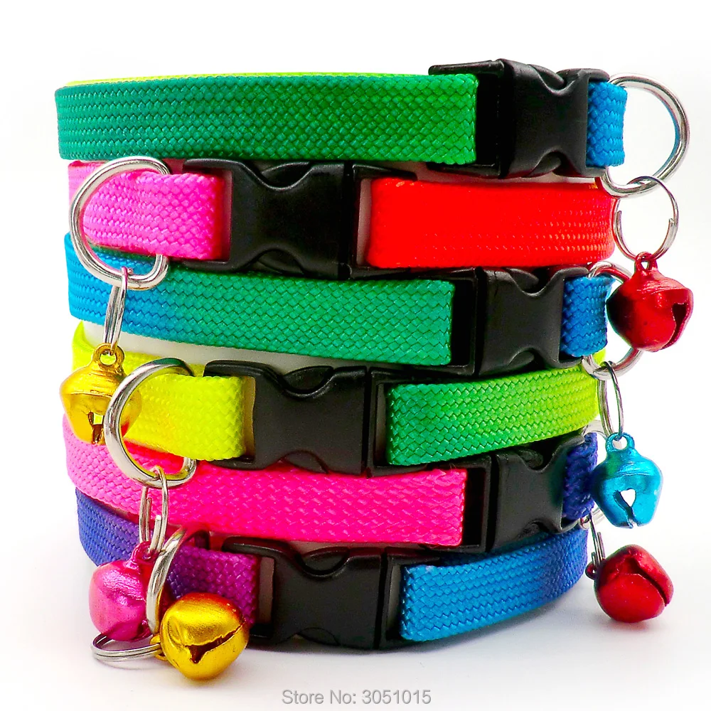 Collar ajustable con campanas en colores arcoíris