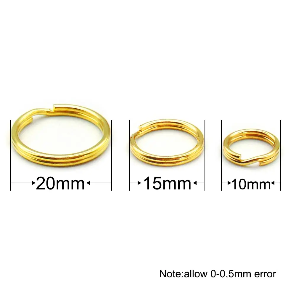 Anillos partidos de cobre dorado en mano
