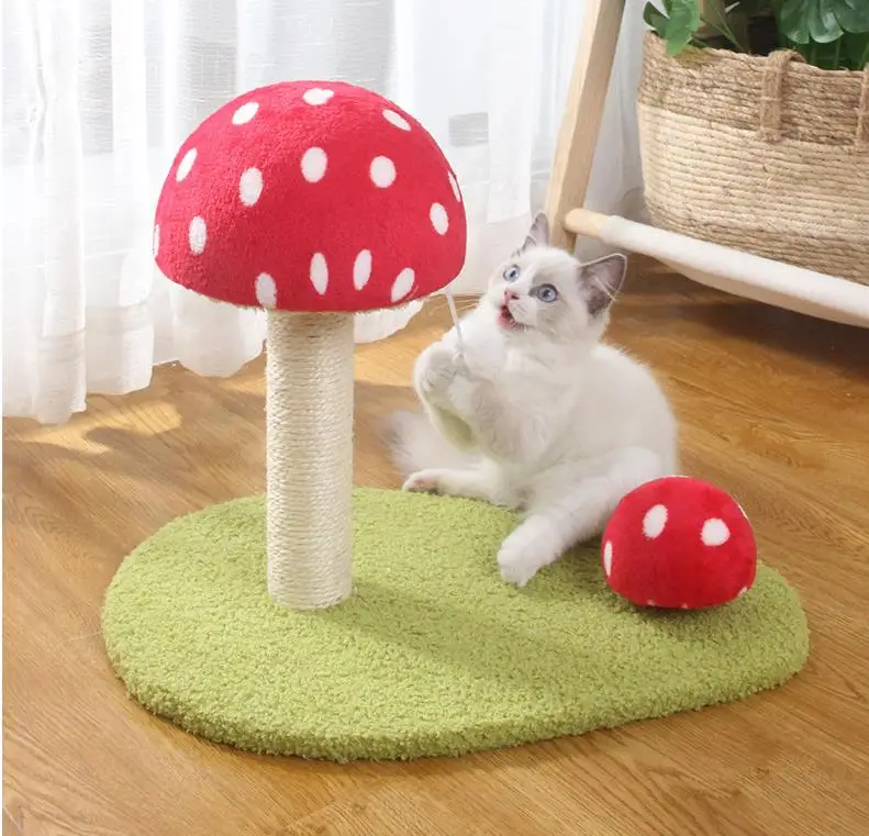 Gato jugando en el rascador