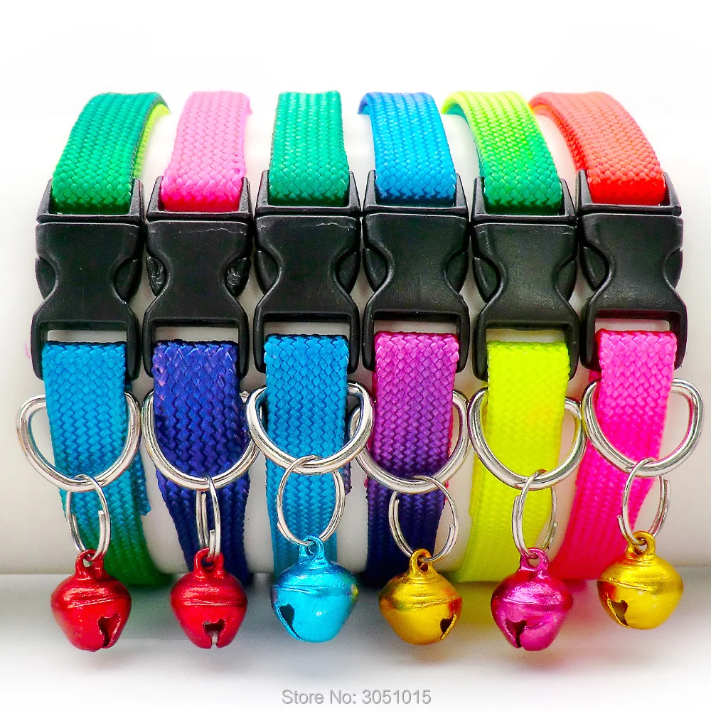 Detalle de la campana del collar para gato