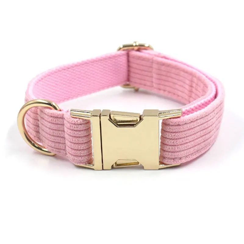 Detalle de hebilla y pajarita rosa