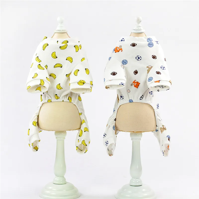 Mascota usando el pijama con ajuste cómodo